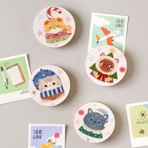 Abridor de Botellas de Cerveza Redondo de Madera con Diseño de Gato Navideño y Imán para Refrigerador - Product Image 3