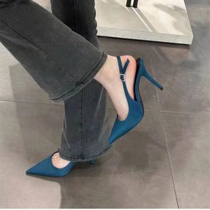 Chaussures à talons hauts raffinées à bout pointu, ornées de strass et découpées, pour femme - Product Image 3
