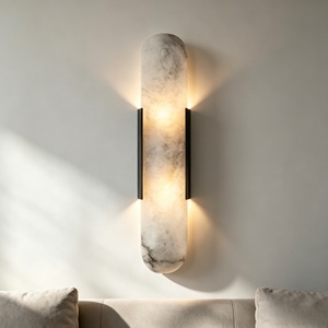 Lámpara de Pared LED de Alabastro Español con Soporte de Metal Negro y Placa de Piedra en Forma de Cápsula para Dormitorio de Hotel - Product Image 1