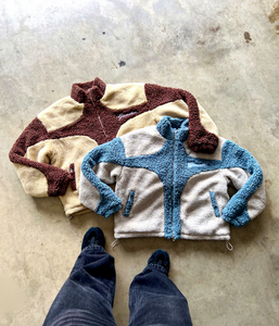 Veste en polaire Sherpa extra épaisse à col rabattable, fermeture éclair intégrale, patchwork bicolore, logo brodé vintage, fourrure Sherpa - Product Image 1