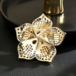 Elegante e Lussuosa Spilla in Rame a Forma di Camelia, Stile Piccola Fragranza, Atmosfera Autunnale Invernale, Arte Floreale alla Moda - Product Image 4