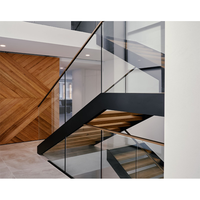 Escalier intérieur moderne avec marches en bois, escaliers intérieurs pour appartement