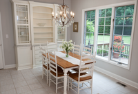 Cuisine moderne sur mesure en U, design lumineux et traditionnel, avec finition marbre et armoire de rangement classique