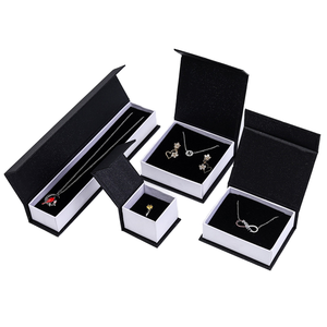 Boîtes cadeaux rigides carrées noires magnétiques recyclables, vernies, pour bijoux, montres, lunettes, avec logo personnalisé, doublées d'éponge, en carton. - Product Image 1