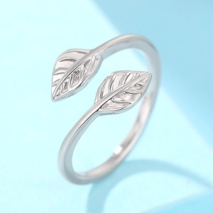 Anello a Foglia per Donne, Design Minimalista Ispirato all'Albero, Regolabile, Gioiello Statement per Uso Quotidiano - Product Image 1