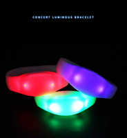Bracelet LED en silicone télécommandable, 15 couleurs, à piles, idéal pour concerts, Noël, Pâques et accessoires de cheering - Vente Flash