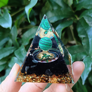 Pyramide de galets de cristal en résine époxy, ornement de bureau artisanal, sphère verte en obsidienne, décoration d'aquarium Tara verte, cadeau - Product Image 1