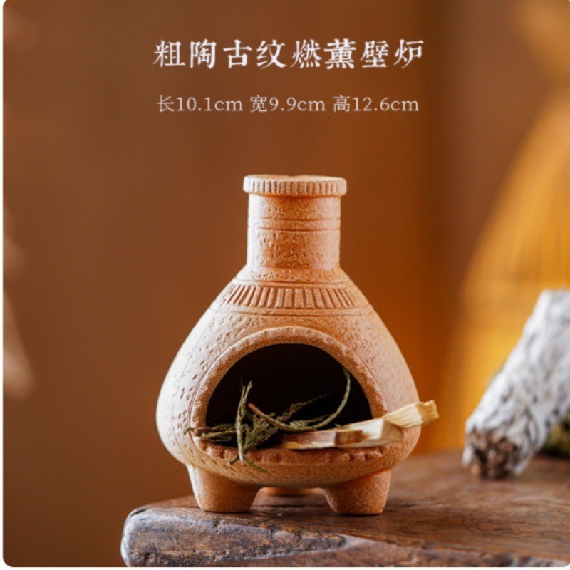 Chimenea pequeña antigua primaria de gres