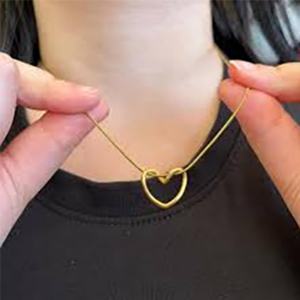 Collar de Moda con Diseño de Amor Entrelazado, Minimalista, Chapado en Oro de 18k, Cadena de Acero Inoxidable para Clavícula, con Colgante de Corazón para Mujer - Product Image 4