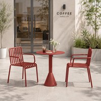 Ensemble table et chaises en métal d'extérieur rouge empilable, mobilier moderne et minimaliste pour salons de thé, cafés, cours et maisons d'hôtes