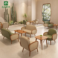Tables et chaises de café modernes et confortables, durables et écologiques pour les salles de séjour, les restaurants, les cafés, y compris en rotin tressé