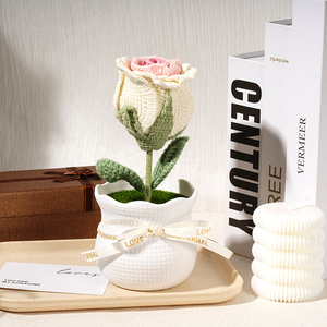 Maceta de rosas de ganchillo hecha a mano, bonita decoración floral de punto con <span class=keywords><strong>detalles</strong></span> delicados para la decoración del hogar y regalo de San Valentín - Product Image 4