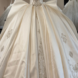 Vestido de Novia Moderno Wx379 de Satén Color Marfil sin Tirantes con Apliques de Encaje y Cristales, Cola Capilla - Product Image 4