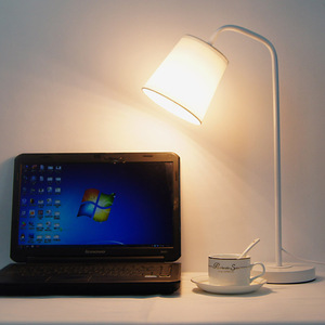 Nordique Moderne Simple Fer LED Lampe De Bureau Tactile Batterie DC Solaire/Électrique Protection Des Yeux Noir Blanc pour Chambre Bureau Hôtel Utilisation - Product Image 5