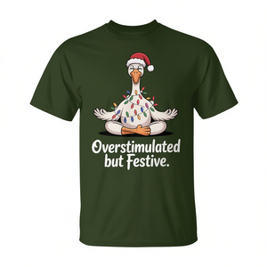 Camiseta con diseño de pato meditando y luces navideñas, sobrestimulado pero con un diseño festivo navideño - Product Image 2