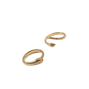 Anillo Delicado Chapado en Oro de 18k, Anillo de Acero Inoxidable con Forma de Serpiente - Product Image 1