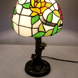 Lámpara de Mesa LongHuiJing de 8 Pulgadas con Pantalla de Vidrio Teñido, LED Flexible E26, Estilo Europeo Pastoral Retro con Patrón de Flores Amarillas para el Hogar - Product Image 2