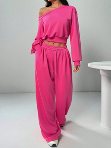 Conjunto de Pantalones Cortos y Top de Color Sólido para Mujer, Hombros Descubiertos, Corte Holgado, Estilo Casual Urbano, Logotipo Bordado, Disponible en Stock - Product Image 5
