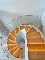 Escalier en colimaçon moderne sur mesure en verre avec marches et rampe en bois massif pour villa et bâtiment commercial