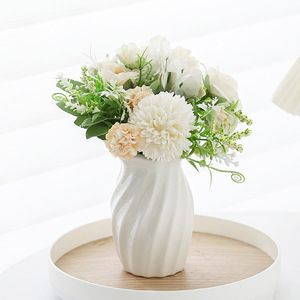 Vase en céramique blanc minimaliste moderne, à motif ondulé, bord festonné, multicolore rose/bleu/jaune, finition brillante, pour la maison - Product Image 4