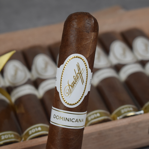 Anneaux de cigares Davidoff en papier, pour cigares dominicains courts Robusto, en vente - Product Image 1