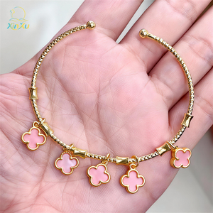 हॉट सेलिंग महिलाओं के चार-पत्ती क्लैवर हिप हॉप आकर्षण ब्रैसलेट 14k गोल्ड प्लेटेड पीतल के गहने रंगीन दिल के आकार की सहायक उपकरण - Product Image 3