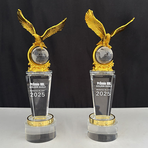 Trofeo de Cristal Personalizado con Águila de Metal Dorado - Product Image 1