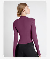 Veste de sport pour femme, coupe ajustée, manches longues, col rond, fermeture éclair, pour yoga, course à pied, avec ceinture à la taille.