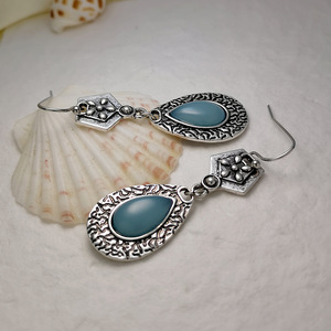 Orecchini Pendenti Boho con Luna Intagliata e Dettagli in Stile Opale, Design Vintage, Accessori di Moda per Donne - Product Image 4