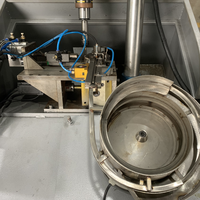 Machine de taraudage de vis sur mesure pour petites pièces de vis, avec table d'indexage et système de déchargement automatique