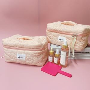 กระเป๋าเก็บเครื่องสำอางสีชมพูน่ารักขนาด28*17*15ซม. กระเป๋าเครื่องสำอางลายดอกไม้นุ่มแบบพกพา - Product Image 3