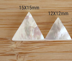 Proveedor Mayorista de Gemas Planas de Nácar de Alta Calidad en Forma de Triángulo para la Fabricación de Colgantes, Anillos, Collares y Pulseras - Product Image 3