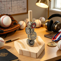 Support de présentation pour bague de championnat en bois massif en forme de plaque de base de baseball avec pieu vertical en bois