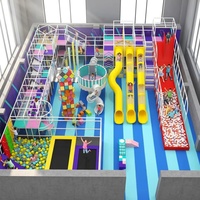Equipo de juegos interior directo de fábrica, con temática deportiva familiar, estructura de celosía, toboganes de tubo, tobogán rojo, piscina de bolas y foso de espuma para