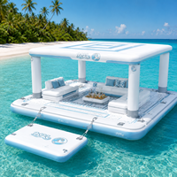 Plateforme insulaire gonflable commerciale avec auvent, bar, sièges-canapés, espace d'activités et accès à la baignade pour hôtels, complexes hôteliers et location événementielle