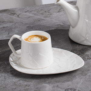 Tazza <span class=keywords><strong>da</strong></span> Tè in Ceramica Stile Europeo <span class=keywords><strong>con</strong></span> <span class=keywords><strong>Piattino</strong></span>, per Cappuccino e Caffè, Bianca <span class=keywords><strong>con</strong></span> Decorazioni in Rilievo, Set di Lusso - Product Image 1