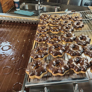 Machine Commerciale Automatique pour le Glacage et le Revêtement <span class=keywords><strong>au</strong></span> <span class=keywords><strong>Chocolat</strong></span> des Donuts et des Loukoumades - Product Image 1
