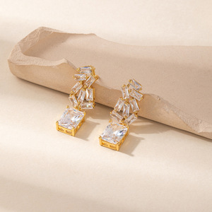 Pendientes de Cristal con Baño de Oro, Diseño Irregular en Forma de Lágrima, Joyería para Mujer, Primavera 2026 EDB-082 - Product Image 3
