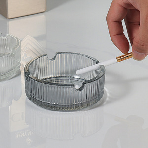 Cendrier de bureau moderne en verre, taille standard ronde avec design à rayures verticales, pour la maison et le salon - Product Image 1