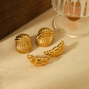 Boucles d'oreilles clous en or 18 carats en forme de croissant, bijoux fantaisie géométriques pour femme, style rétro européen et américain - Product Image 1