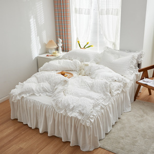 Set Copripiumino Queen Size Bianco Stampato in Seersucker con Volant, 100% Poliestere 200TC, Stile Cinese per Tutte le Stagioni - Product Image 1