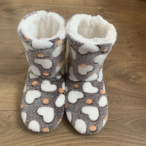 Chaussons d'intérieur chauds pour adultes, automne-hiver, doublés en polaire, épaissis, semelle en mousse de coton, forme de cœur, décontractés, pour hommes et femmes - Product Image 5
