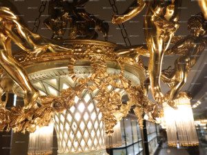 Lámpara Colgante Decorativa de Cristal con Flecos, Bañada en Oro de 24K, con Ocho Ángeles de Latón y Cerámica, para Decoración de Villas - Product Image 5
