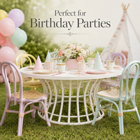 Table d'activités ronde en rotin rose pastel, jaune et blanc pour enfants, idéale pour les événements extérieurs, les anniversaires, les jardins d'enfants et la location.