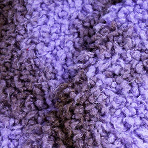 Venta al por mayor del fabricante: Tela de piel sintética de lujo, suave y esponjosa, con rayas de cepillado tipo peluche de una cara, para pantuflas de tela y mantas. - Product Image 5