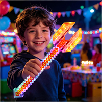 Vente en gros de tridents lumineux à LED, épées pixelisées clignotantes pour enfants, cadeaux de fête d'anniversaire pour joueurs
