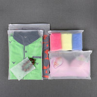 Sacs en plastique givré refermables personnalisés pour vêtements, emballage Ziplock pour t-shirts, vente en gros