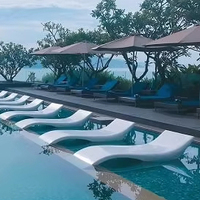 Nouveau mobilier de piscine en promotion : Chaise longue flottante en forme de S pour bain de soleil sur le rebord de la piscine