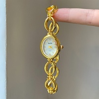 Montre à quartz de style bracelet vintage pour femme de forme ovale