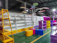 Étagère de présentation personnalisée pour confiserie, décoration colorée, design intérieur sur mesure pour boutique de bonbons, présentoir moderne pour magasin